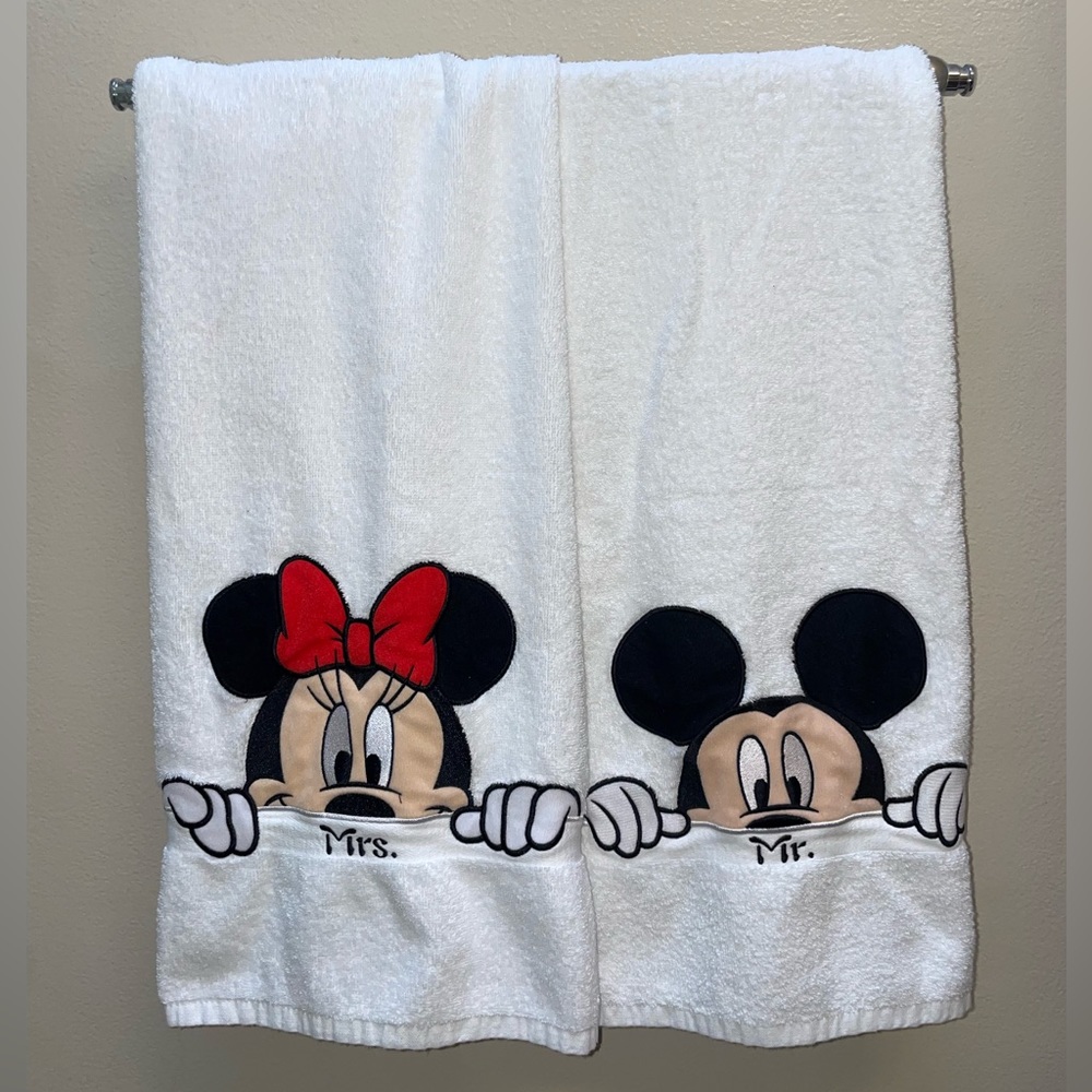 Disney Parks Mr. & Mrs. Mickey & Minnie bath towels (set - 2 total towels)